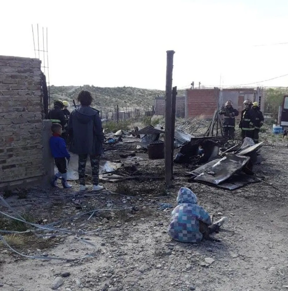 Una familia se quedó sin nada luego de un incendio en el Barrio Fiske Menuco 