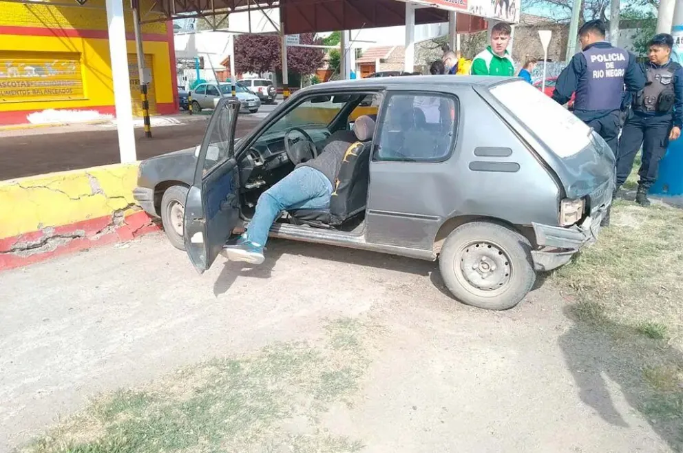 Fuerte impacto en Rochdale y Mendoza: lo chocaron de atrás y terminó contra un paredón