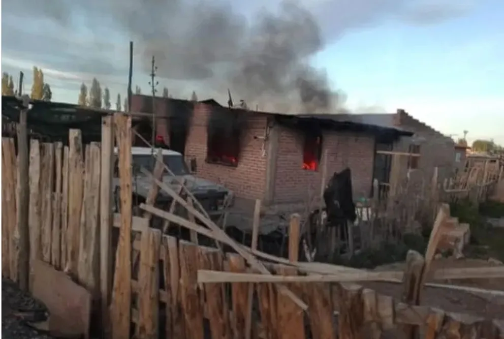 Vecinos organizan una campaña solidaria para ayudar a una familia que perdió todo en un incendio