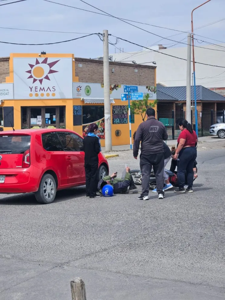 Fuerte choque entre una moto y un auto en Alsina y Perón 