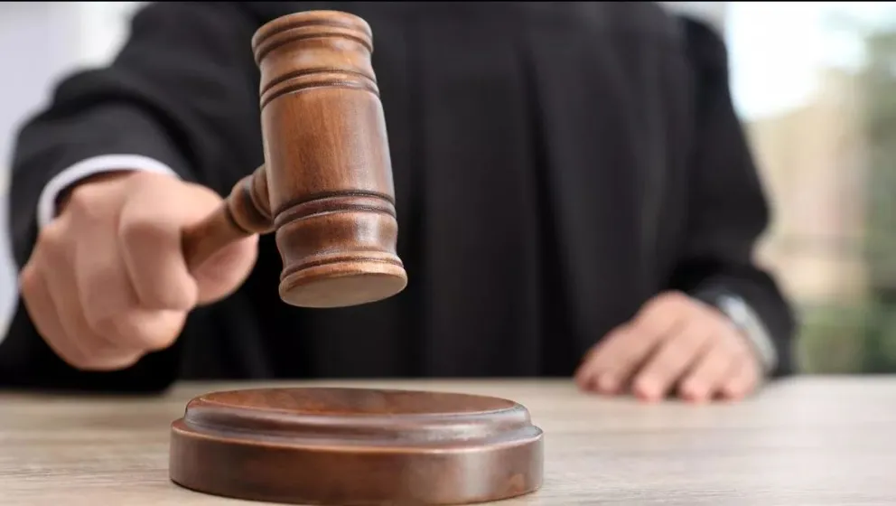Condenan a guitarrista de Roca por múltiples delitos sexuales y violencia de género