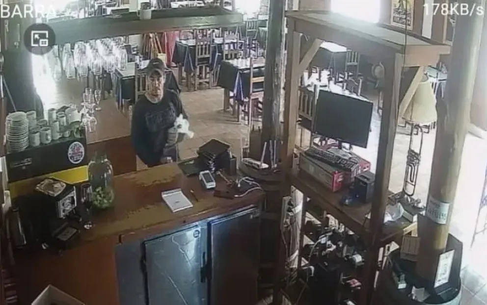 ¡Como si nada!: Roba a cara descubierta en un restaurante de Roca