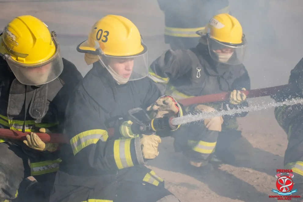 Lunes de mucho trabajo para Bomberos de Roca: intervinieron en dos incendios de vivienda y una quema de pastizales 