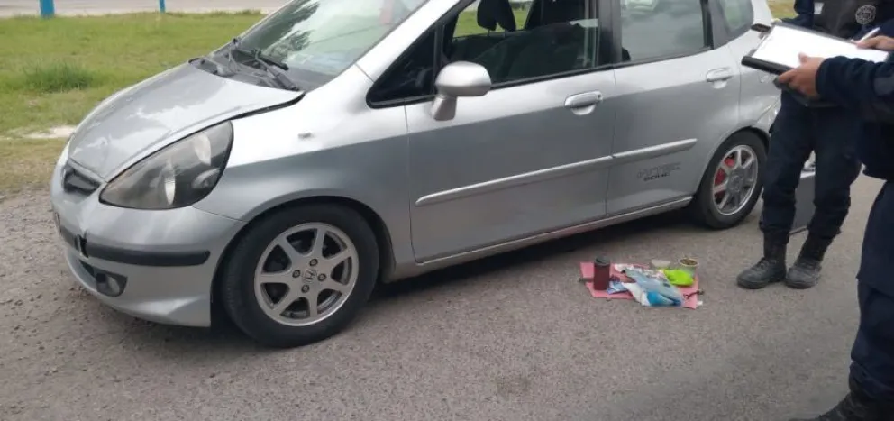 Pasó por un control policial y le encontraron un revólver, más de 100 mil pesos y un cuchillo