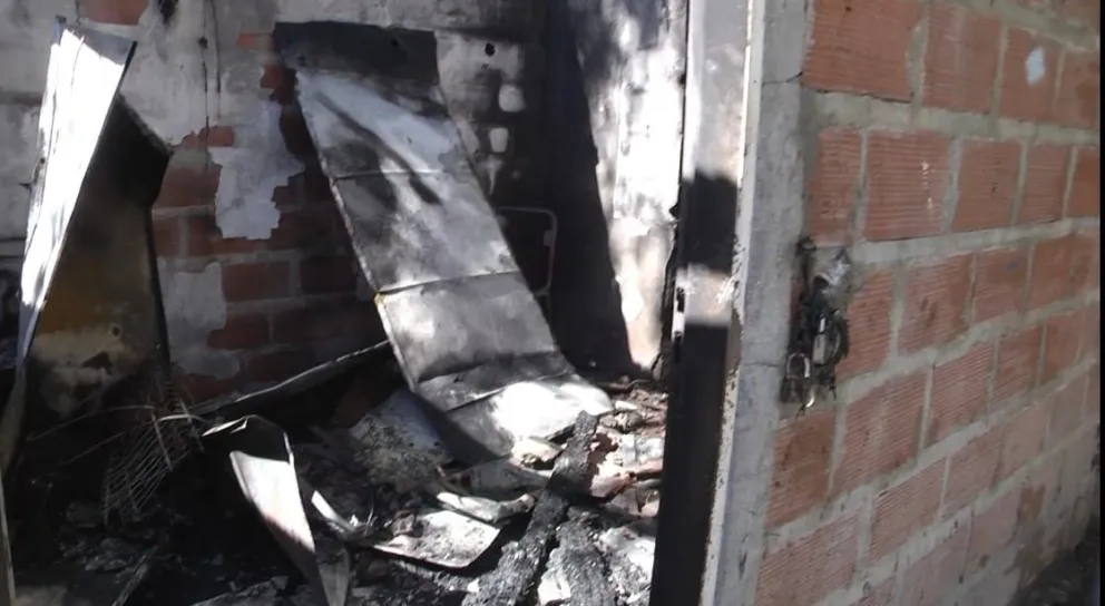 Llamado a la solidaridad: Piden donaciones para un familia roquense que perdió su hogar en un incendio