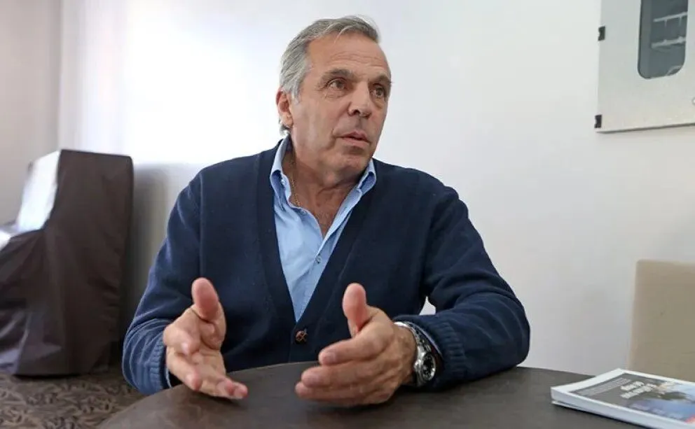 No descansan: le hackearon el celular hasta a un ex gobernador de Neuquén