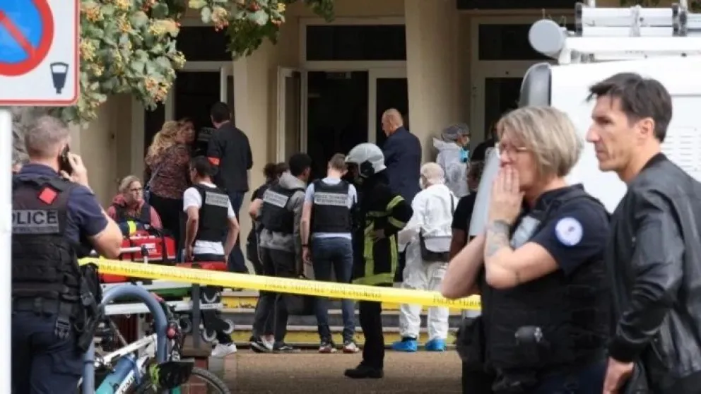 Francia: un hombre entró a una escuela y asesinó a un profesor con un cuchillo