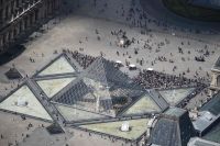 Evacúan el Museo del Louvre en París por amenaza de atentado terrorista