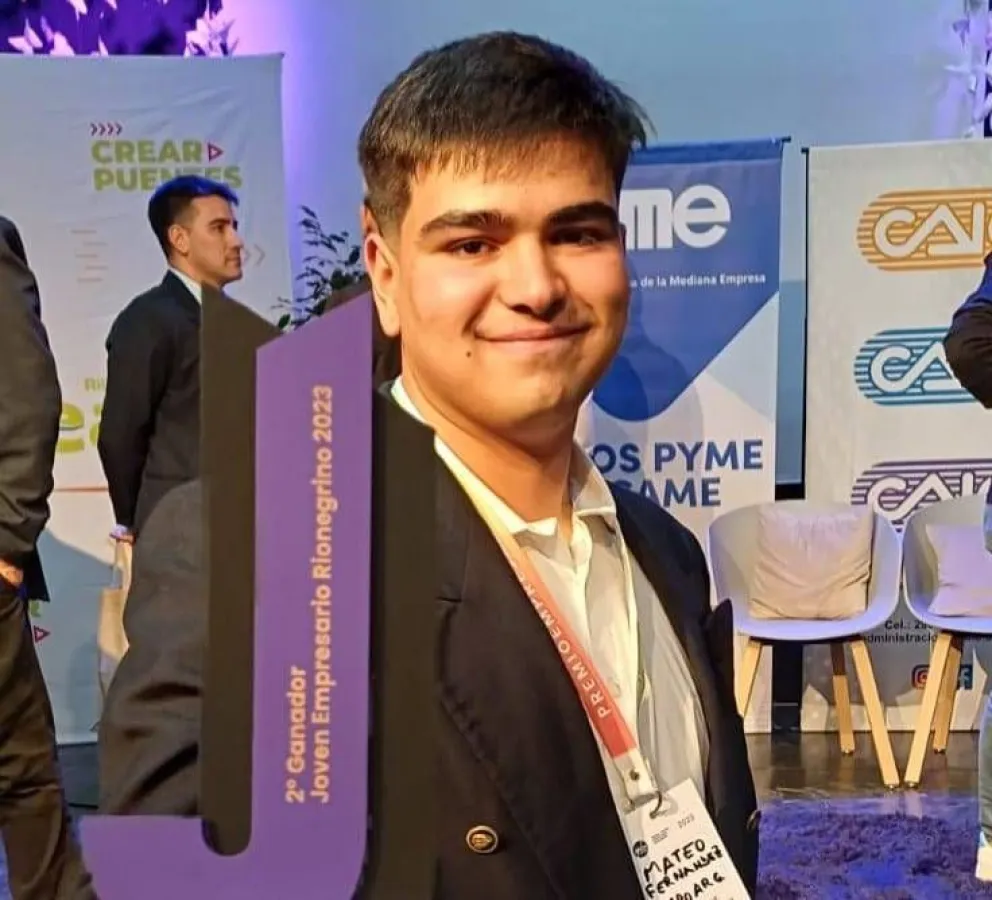 La historia de Mateo, el joven allense de 16 años premiado por su labor empresarial