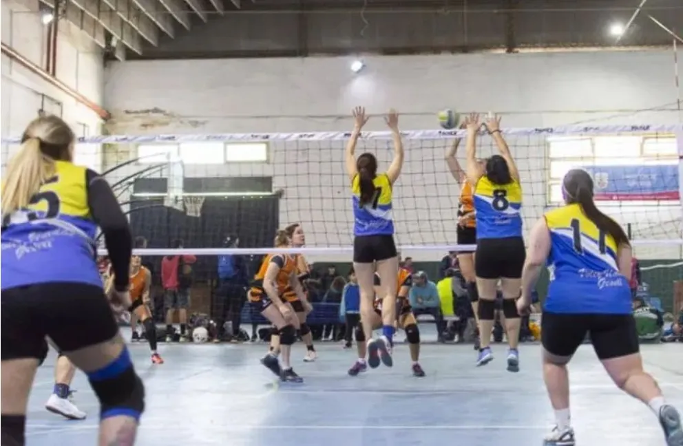 Reconocido organizador de torneos de Voley fue descubierto filmando a una nena de 10 años en el baño