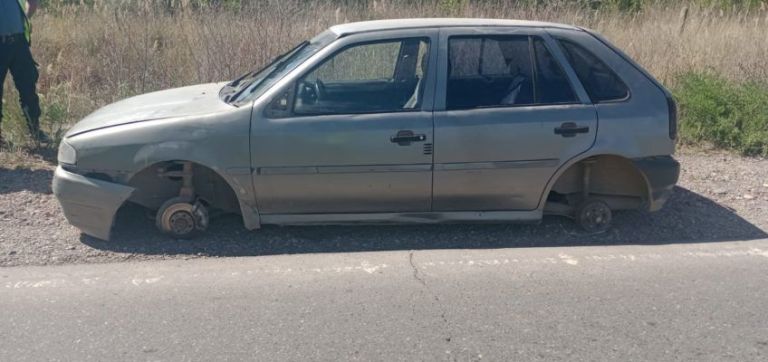 Recuperan en Roca un auto abandonado que había sido robado en Cipolletti
