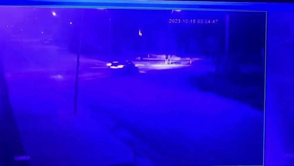 VIDEO: Conducía a alta velocidad y estuvo a punto de estrellarse contra una vivienda