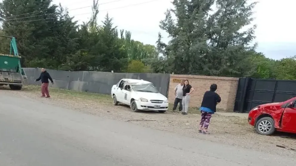 Violento choque y vuelco tras impacto entre un taxi y un vehículo particular en Roca