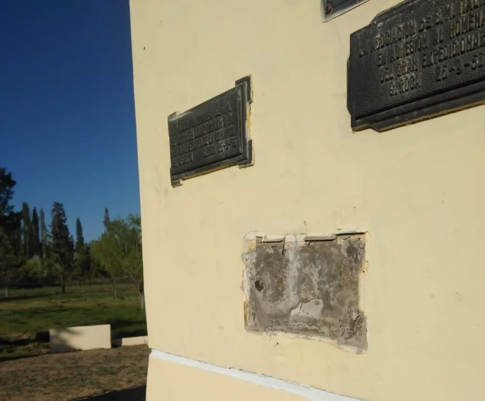 Robo de placas históricas en Plaza Villegas de Stefenelli