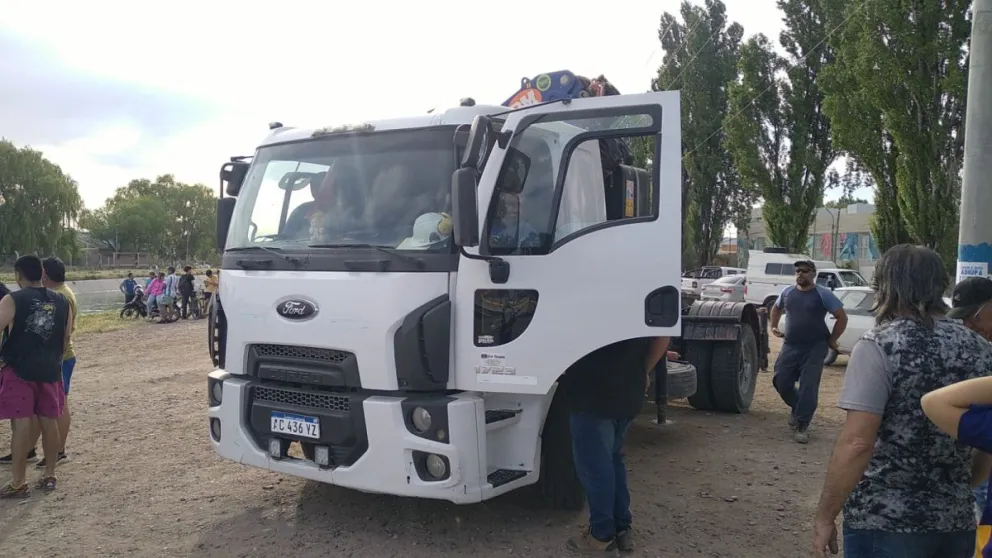 Se preparan para sacar el automóvil que cayó al Canal Grande