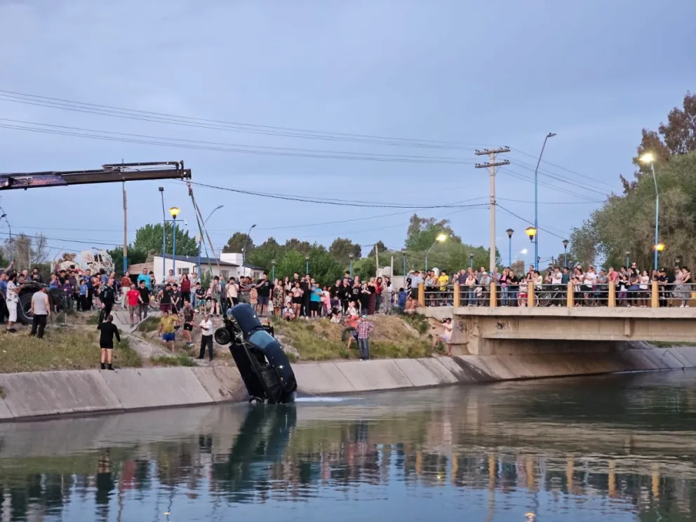 VIDEO: Así sacaron el auto que cayó al Canal Grande tras varias horas de trabajo de los vecinos