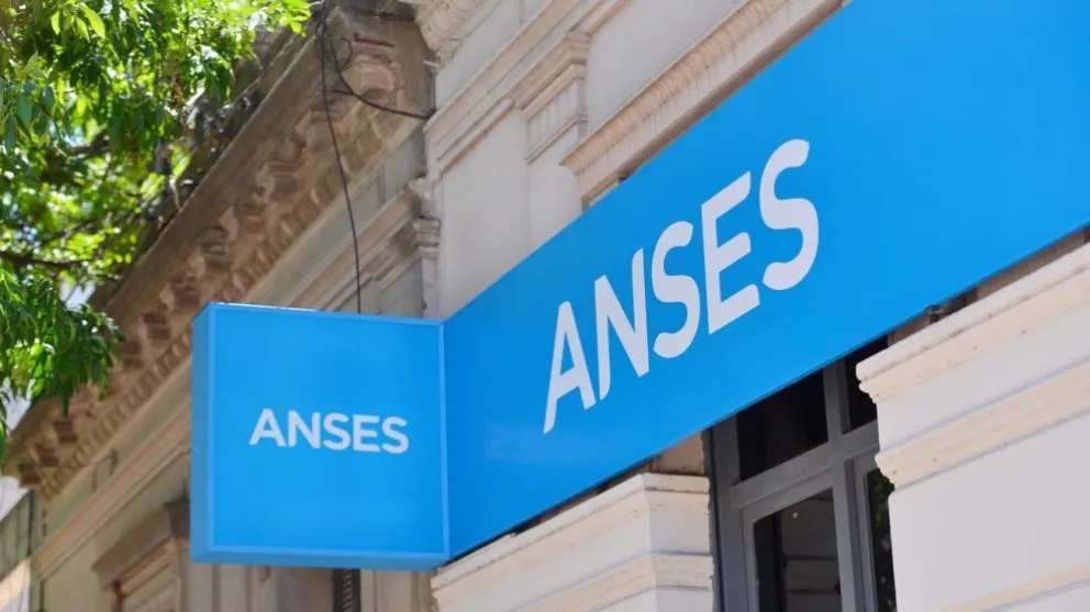 Jubilaciones, AUH y más: quiénes cobran el viernes 20