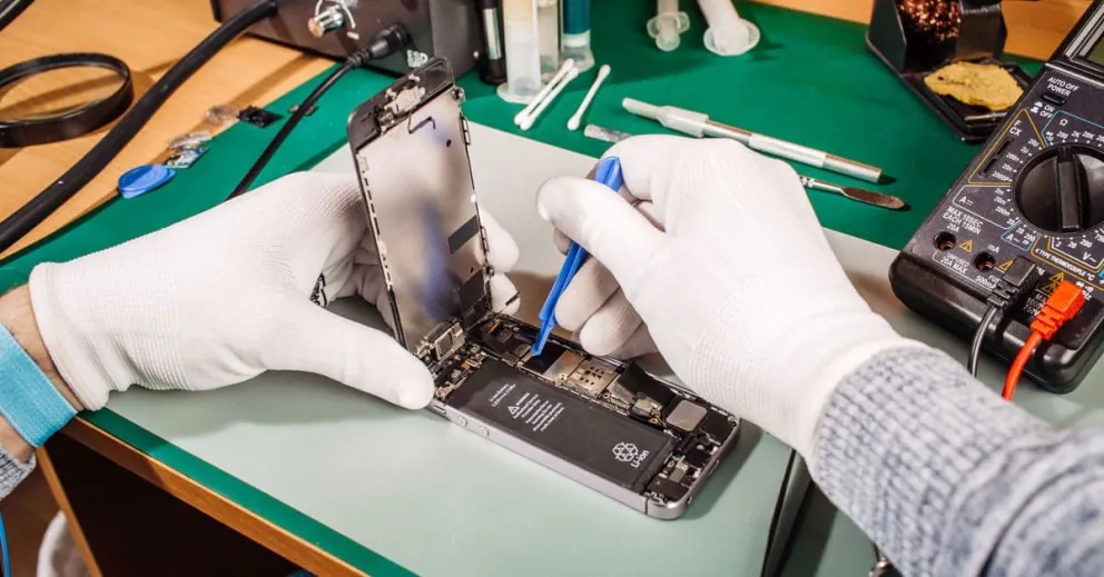 Taller de reparación de celulares deberá indemnizar a una clienta por retenerle más de un año un iPhone sin darle información