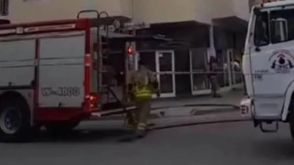 VIDEO: Un principio de incendio en una casa de comidas generó preocupación en la zona céntrica