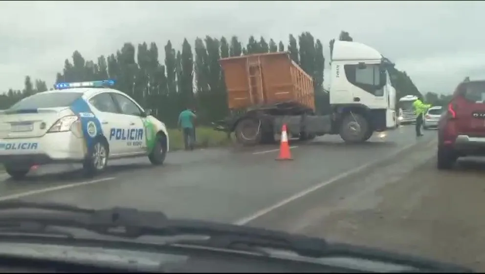 VIDEO: Choque entre un camión y un vehículo en las afueras de Paso Córdoba 