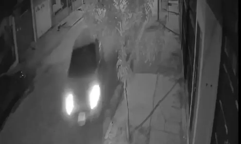 VIDEO: Un Fiat Palio le chocó el frente de su casa y huyó