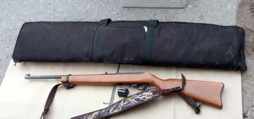 Disparaban con un rifle desde una camioneta, intentaron escapar y fueron atrapados por la policía 