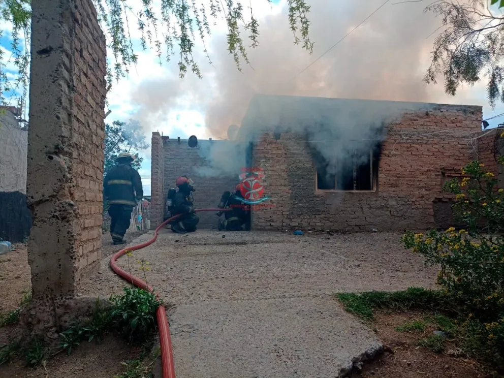 Dos móviles de Bomberos trabajaron para controlar un incendio en una vivienda