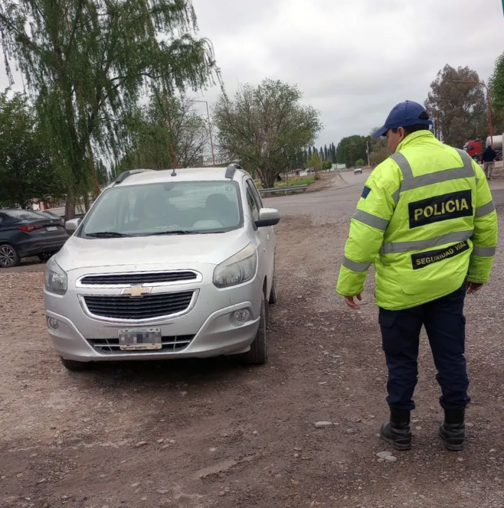 La policía secuestró un auto robado que era manejado por un hombre de 77 años