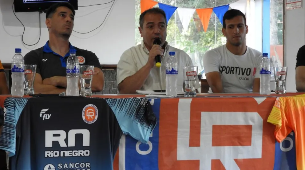 Deportivo Roca presentó su indumentaria, refuerzo y abono para el Torneo Regional Amateur
