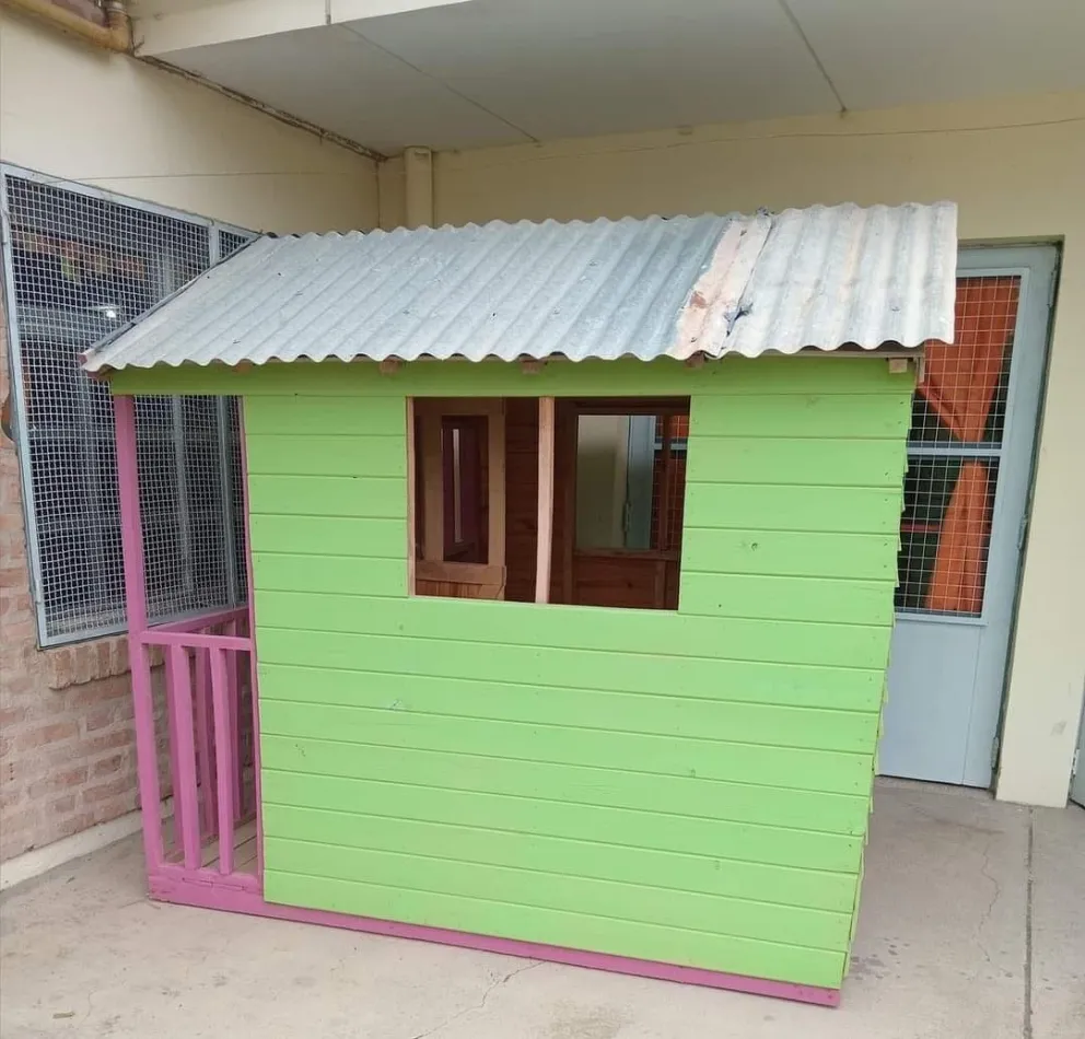 Llamado a la solidaridad: seños del Jardín 53 piden ayuda para pasar una casita al patio del establecimiento