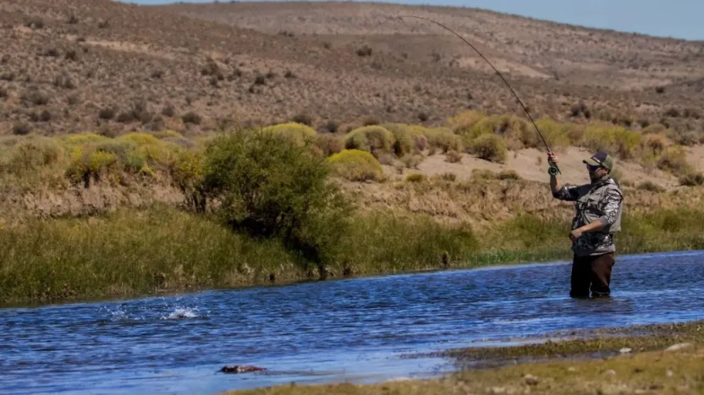 Ya se encuentran a la venta los permisos de pesca en la Patagonia 2023-2024