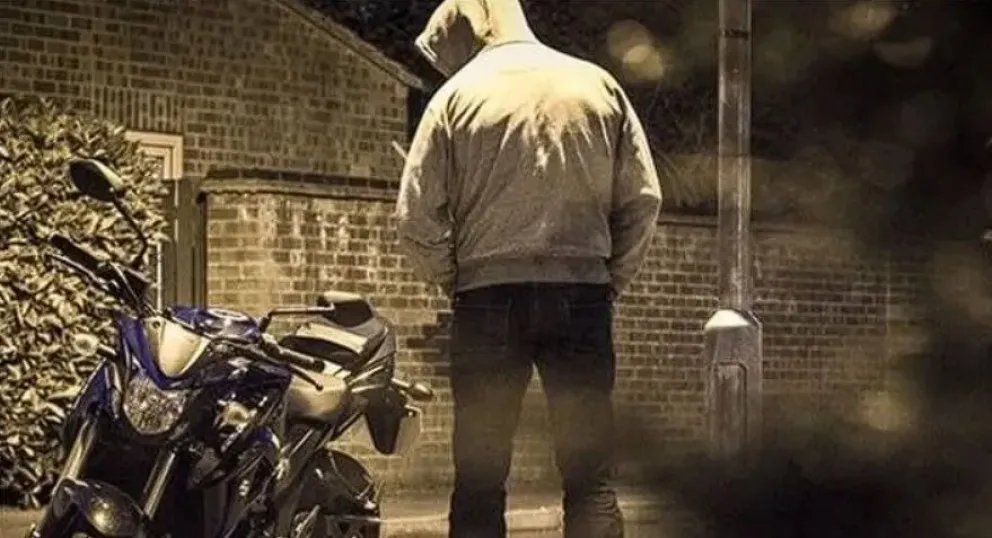 Asaltaron a una pareja a mano armada para robarles la moto en Roca