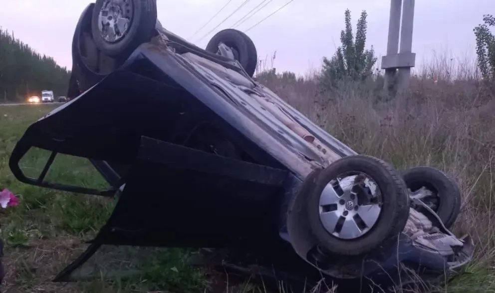 Despiste seguido de vuelco en un auto que viajaban cuatro personas