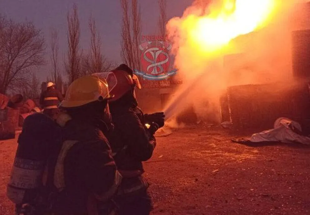 Incendio en el Zanjón al norte de Roca dejó viviendas afectadas y heridos