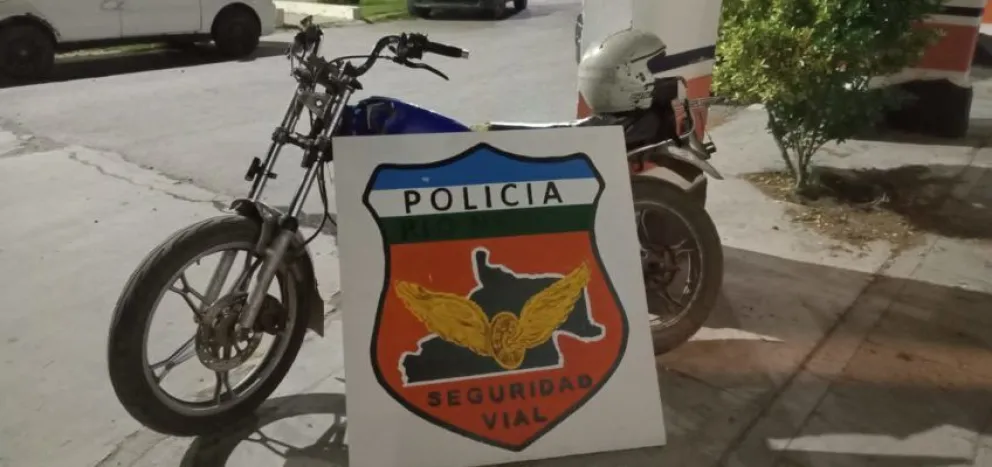 Manejaba una moto sin luces, sin documentos y con irregularidades en la numeración del motor