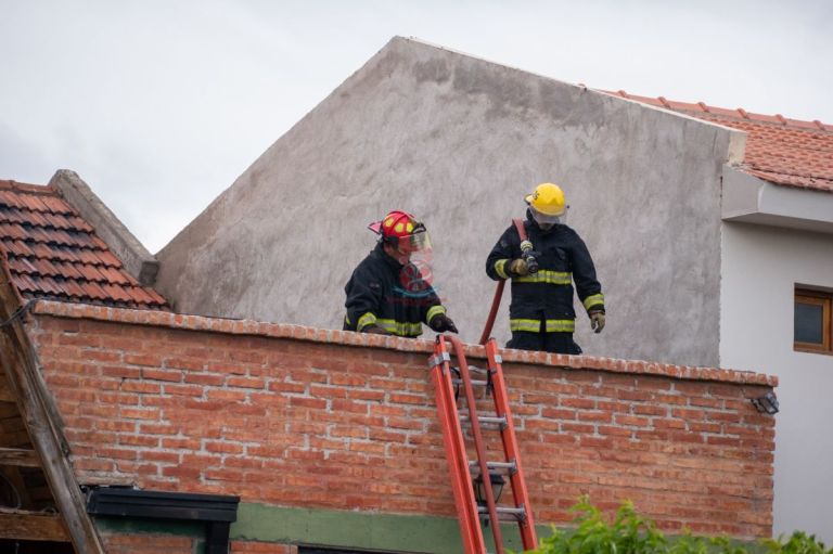 Desde incendios de viviendas hasta voladuras de techos: agitado fin de semana para Bomberos de Roca