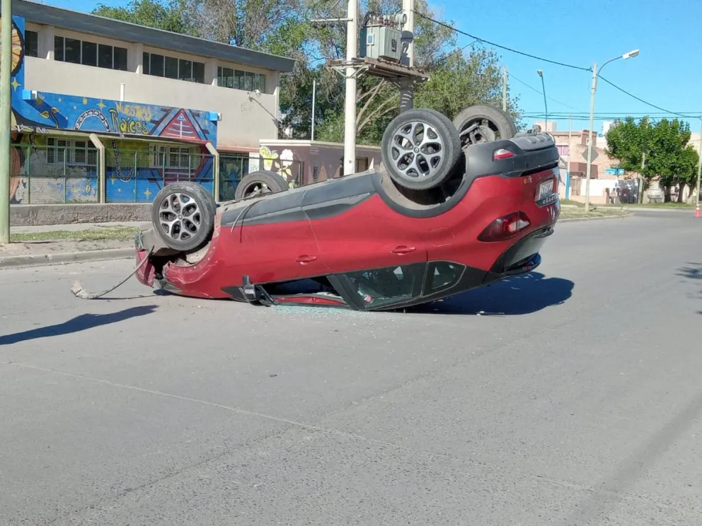 Encandilada por el sol chocó y volcó en el exterior de la Escuela 128º 