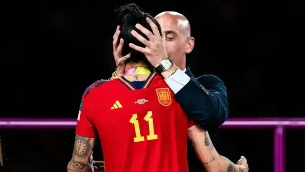La FIFA suspendió por tres años a Luis Rubiales por besar en la boca a una jugadora sin su consentimiento