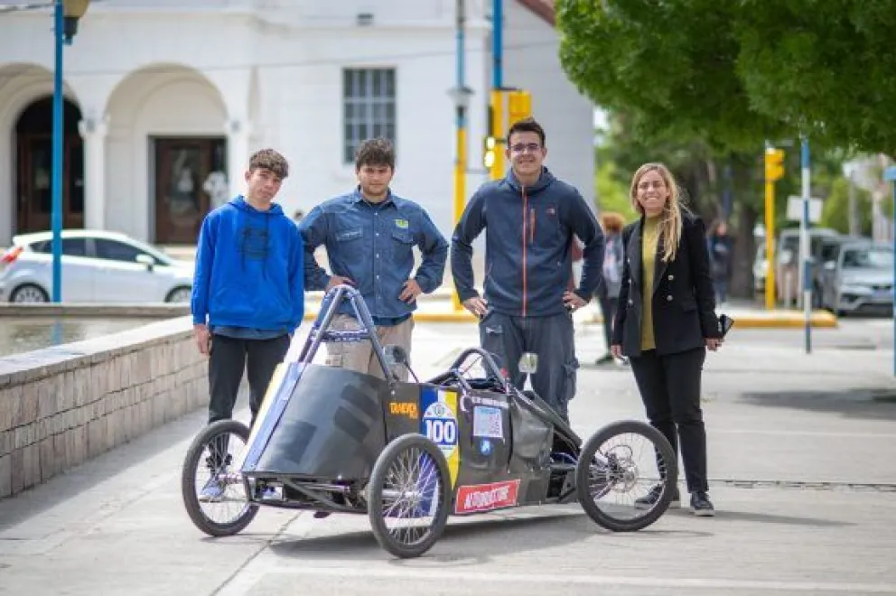 Estudiantes del CET 1 presentaron el Auto Eléctrico que competirá en el Desafío ECO-YPF