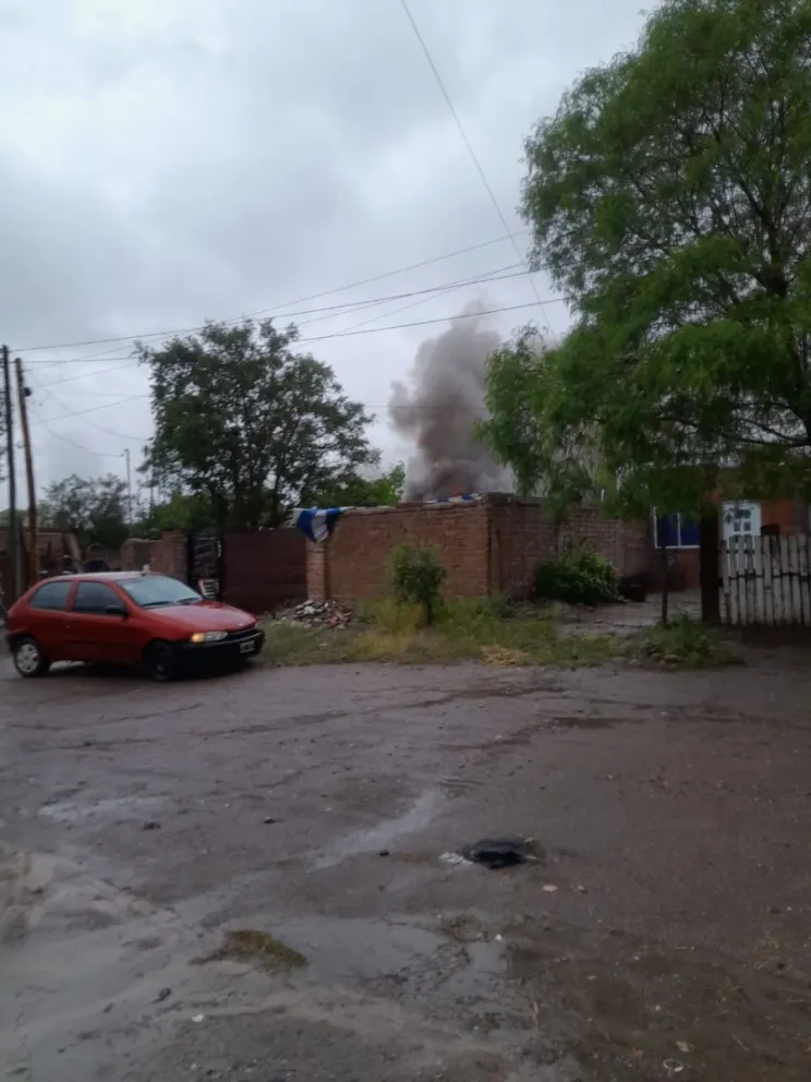 VIDEO: El incendio en una casa de familia dejó a sus convivientes sin nada