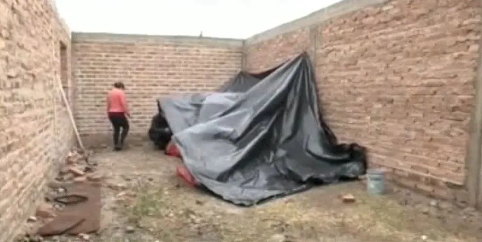 Tiene 78 años y duerme a la intemperie porque el Municipio cedió su terreno
