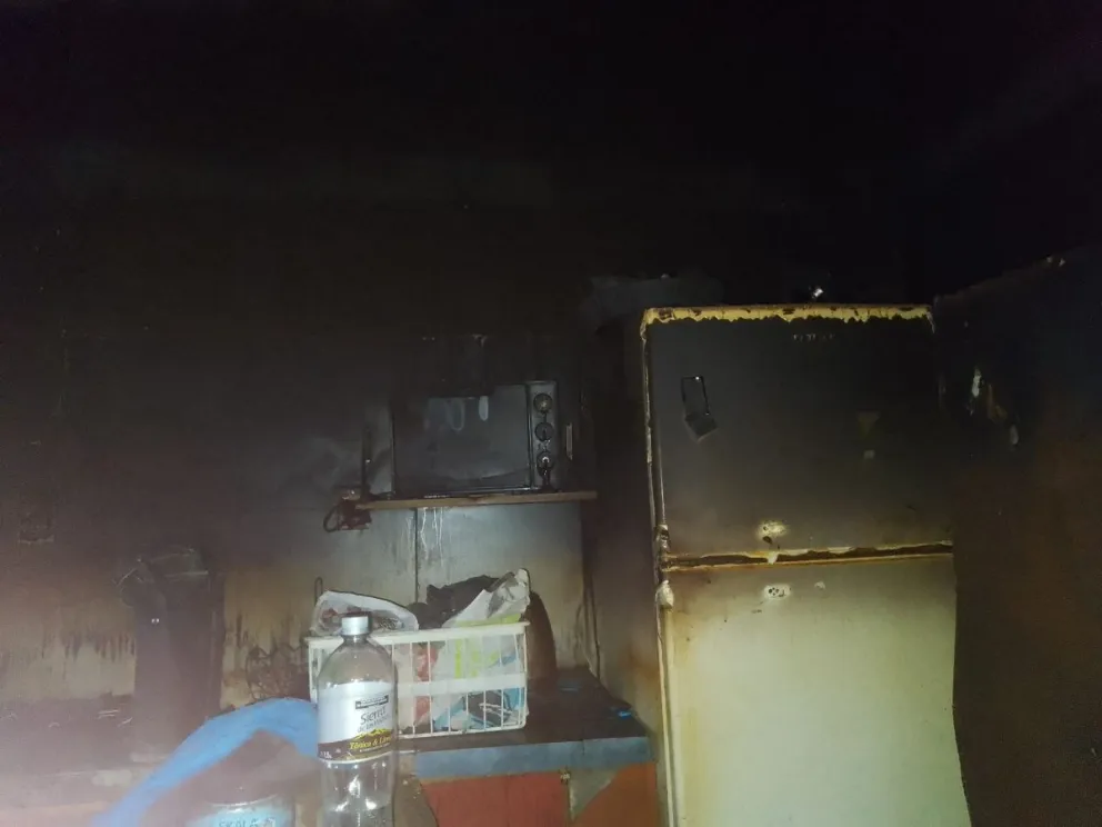 Vecinos apelan a la solidaridad por la familia que perdió todo en un incendio