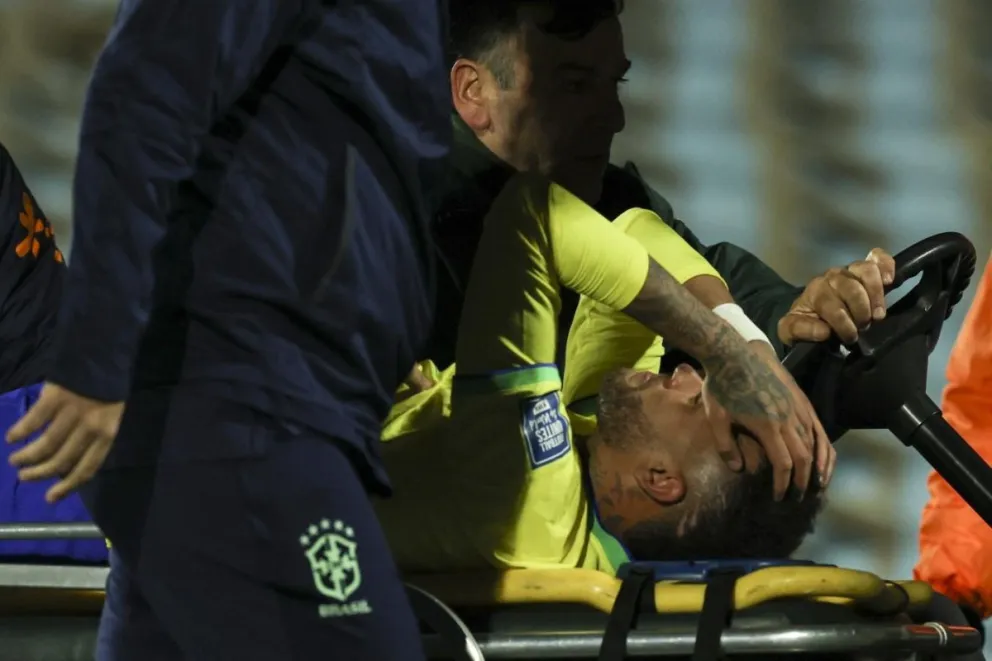 Neymar fue operado exitosamente de su grave lesión en Brasil: estará 10 meses inactivo