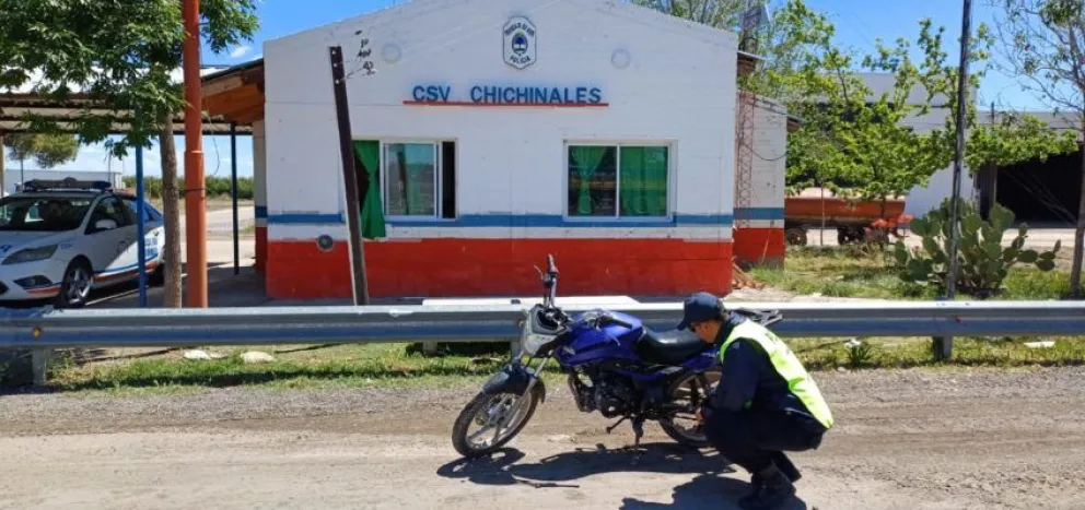 Completito: circulaba en una moto robada en Roca, llevaba cocaína, agredió a la Policía y terminó detenido