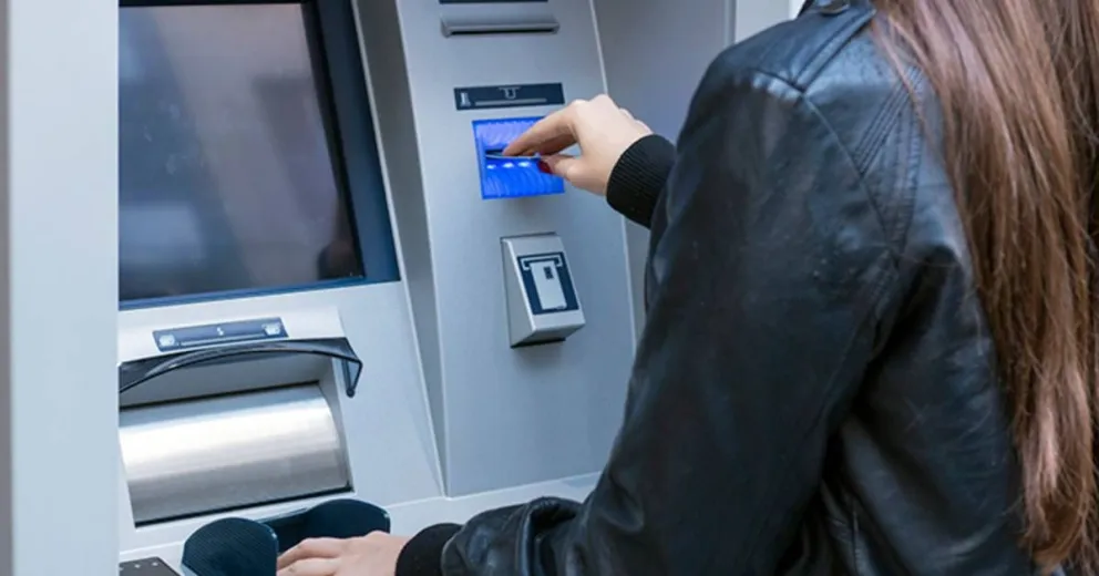 Los bancos no abren sus puertas: qué operaciones se pueden realizar