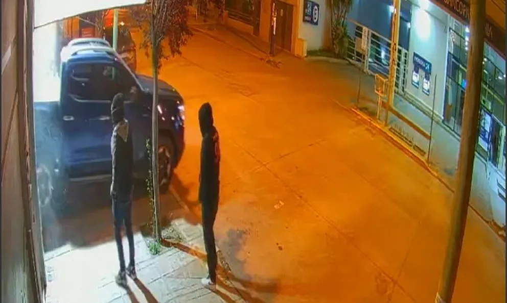 VIDEO: Con una 4x4 derrumbaron la seguridad de una joyería céntrica 
