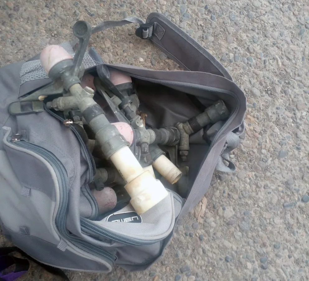 Los detuvieron robando aspersores de una chacra en Mainqué