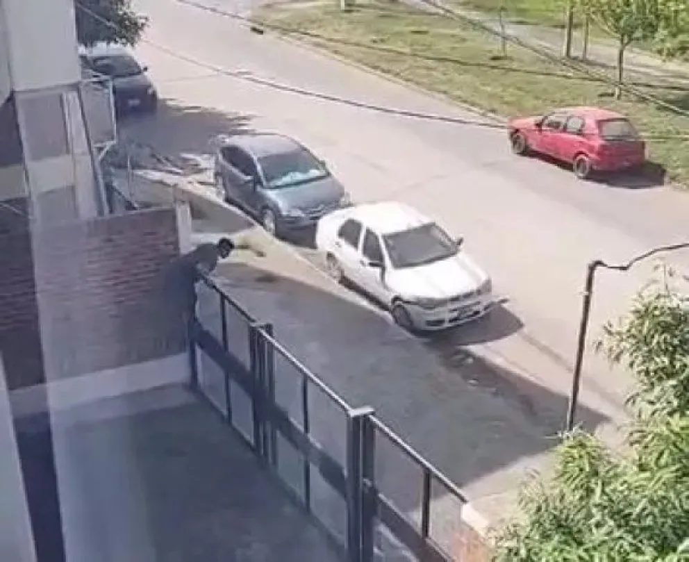 A plena luz del día y ante la vista de todo, intentó robar en un complejo de departamentos