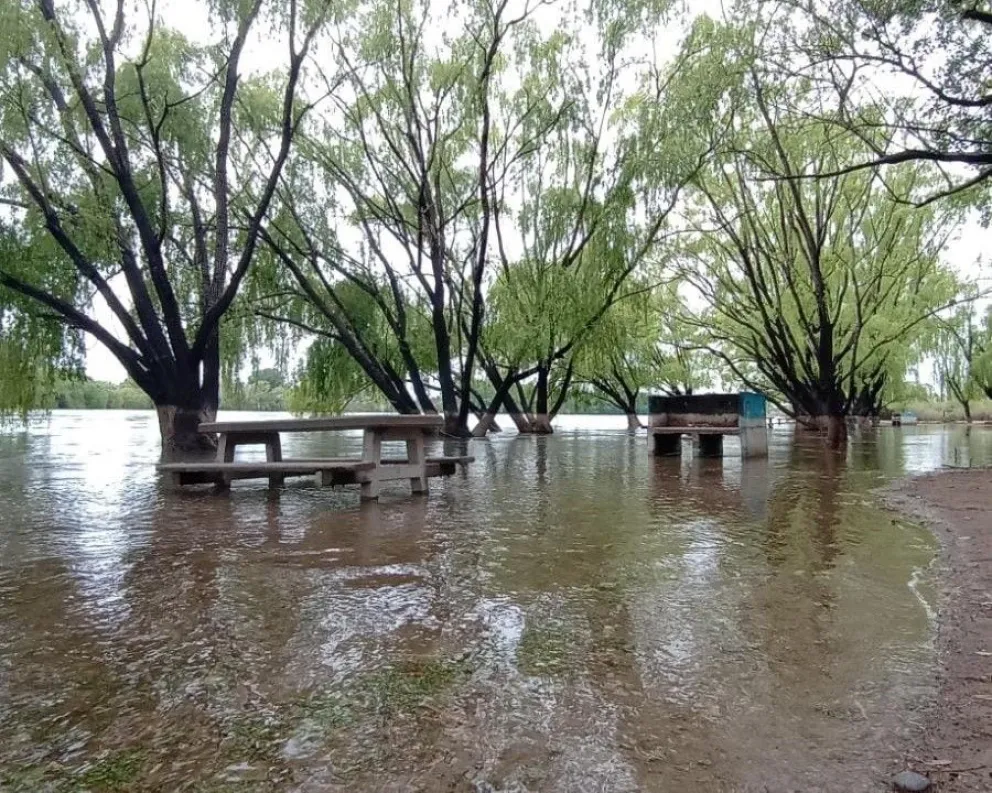 Piden precaución para acceder a la costa del río Negro en Roca