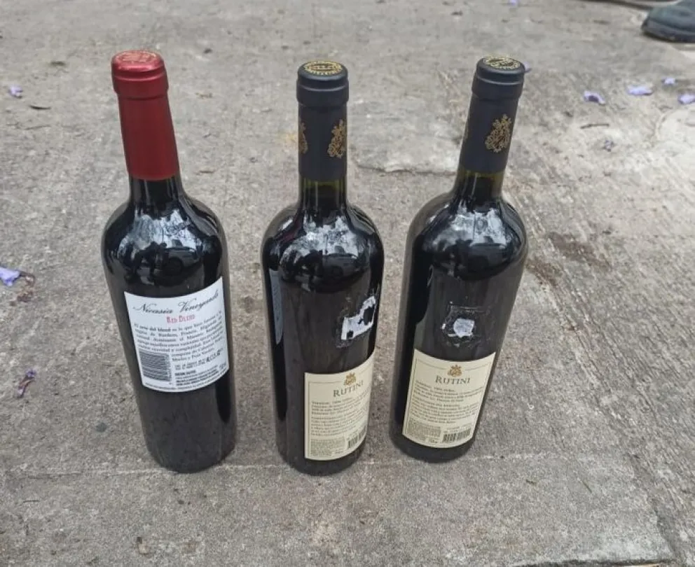 Se robaron unos vinos y se los fueron a tomar al canalito: Terminaron detenidos 